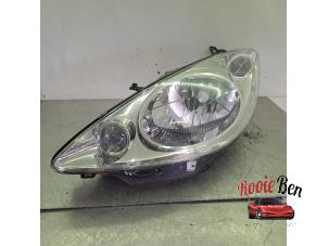 Gebruikte Koplamp links Peugeot 1007 (KM) 1.6 GTI,Gentry 16V Prijs € 50,00 Margeregeling aangeboden door Rooie Ben autodemontage