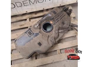 Gebruikte Tank Opel Karl 1.0 12V Prijs € 50,00 Margeregeling aangeboden door Rooie Ben autodemontage