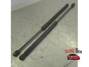 Gebruikte Gasdemper Motorkap Set Dodge 1500 Crew Cab (DS) 5.7 Hemi V8 Prijs op aanvraag aangeboden door Rooie Ben autodemontage