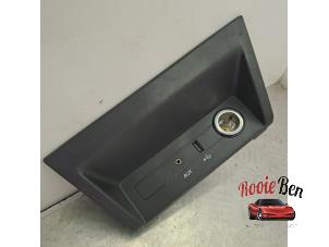 Gebruikte AUX/USB aansluiting Skoda Fabia III Combi (NJ5) 1.2 TSI 16V Greentech Prijs op aanvraag aangeboden door Rooie Ben autodemontage