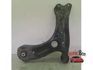 Gebruikte Triangel links-voor Skoda Fabia III Combi (NJ5) 1.2 TSI 16V Greentech Prijs € 25,00 Margeregeling aangeboden door Rooie Ben autodemontage