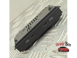 Gebruikte USB stekker Volkswagen Golf VIII (CD1) 1.4 eHybrid 16V Prijs op aanvraag aangeboden door Rooie Ben autodemontage