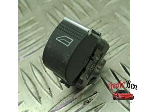 Gebruikte Ruit schakelaar elektrisch Ford Fiesta 6 (JA8) 1.0 EcoBoost 12V 100 Prijs € 10,00 Margeregeling aangeboden door Rooie Ben autodemontage