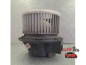 Gebruikte Chaufage Ventilatiemotor Jeep Cherokee/Liberty (KJ) 2.4 16V Prijs op aanvraag aangeboden door Rooie Ben autodemontage