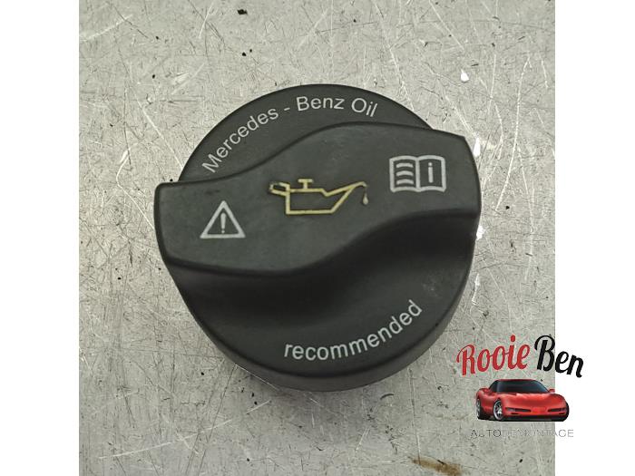 Gebruikte Oliedop Mercedes E (W213) E-200 2.0 Turbo 16V Prijs € 35,00 Margeregeling aangeboden door Rooie Ben autodemontage