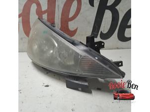 Gebruikte Koplamp rechts Mitsubishi Grandis (NA) 2.4 16V MIVEC Prijs € 75,00 Margeregeling aangeboden door Rooie Ben autodemontage