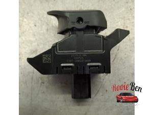 Gebruikte Handrem schakelaar Ford Mondeo V 1.5 EcoBoost 16V Prijs op aanvraag aangeboden door Rooie Ben autodemontage