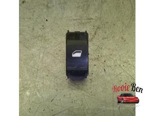 Gebruikte Ruit schakelaar elektrisch Peugeot 208 II (UB/UH/UP) 1.2 Vti 12V PureTech 100 Prijs € 10,00 Margeregeling aangeboden door Rooie Ben autodemontage