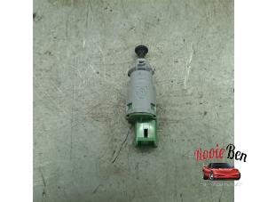 Gebruikte Remlicht Schakelaar Renault Captur (2R) 0.9 Energy TCE 12V Prijs € 15,00 Margeregeling aangeboden door Rooie Ben autodemontage