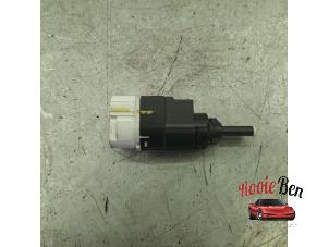 Gebruikte Schakelaar Remlicht Renault Captur (2R) 0.9 Energy TCE 12V Prijs € 15,00 Margeregeling aangeboden door Rooie Ben autodemontage