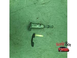 Gebruikte Deurslot Cilinder links Renault Captur (2R) 0.9 Energy TCE 12V Prijs op aanvraag aangeboden door Rooie Ben autodemontage