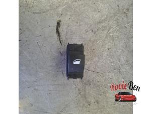 Gebruikte Raam schakelaar elektrisch Peugeot 208 I (CA/CC/CK/CL) 1.2 Vti 12V PureTech 82 Prijs € 20,00 Margeregeling aangeboden door Rooie Ben autodemontage