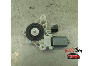 Gebruikte Portierruitmotor Ford Focus 4 Wagon 1.0 Ti-VCT EcoBoost 12V 125 Prijs € 14,00 Margeregeling aangeboden door Rooie Ben autodemontage