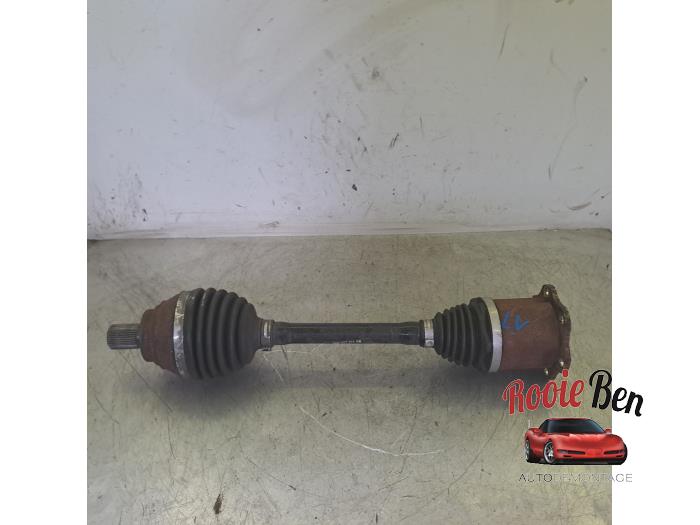 Gebruikte Aandrijfas links-voor Seat Leon (KLB) 1.0 TSI 12V Prijs € 200,00 Margeregeling aangeboden door Rooie Ben autodemontage