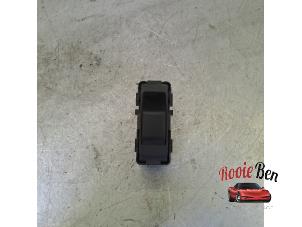 Gebruikte Raam schakelaar elektrisch Jeep Compass I (MK49) 2.4 16V 4x4 Prijs € 15,00 Margeregeling aangeboden door Rooie Ben autodemontage