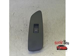 Gebruikte Raam schakelaar elektrisch Toyota Auris (E15) 1.8 16V HSD Full Hybrid Prijs € 15,00 Margeregeling aangeboden door Rooie Ben autodemontage