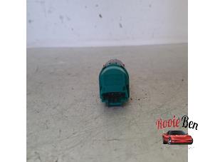 Gebruikte Schakelaar Remlicht Renault Arkana (RJLL) 1.6 E-Tech 145 16V Prijs € 15,00 Margeregeling aangeboden door Rooie Ben autodemontage