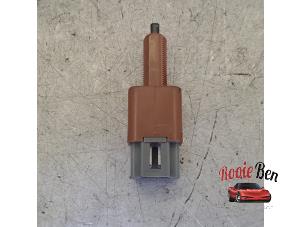 Gebruikte Schakelaar Remlicht Renault Arkana (RJLL) 1.6 E-Tech 145 16V Prijs € 15,00 Margeregeling aangeboden door Rooie Ben autodemontage