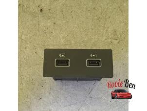 Gebruikte AUX/USB aansluiting Renault Arkana (RJLL) 1.6 E-Tech 145 16V Prijs € 35,00 Margeregeling aangeboden door Rooie Ben autodemontage