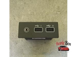 Gebruikte AUX/USB aansluiting Renault Arkana (RJLL) 1.6 E-Tech 145 16V Prijs € 35,00 Margeregeling aangeboden door Rooie Ben autodemontage
