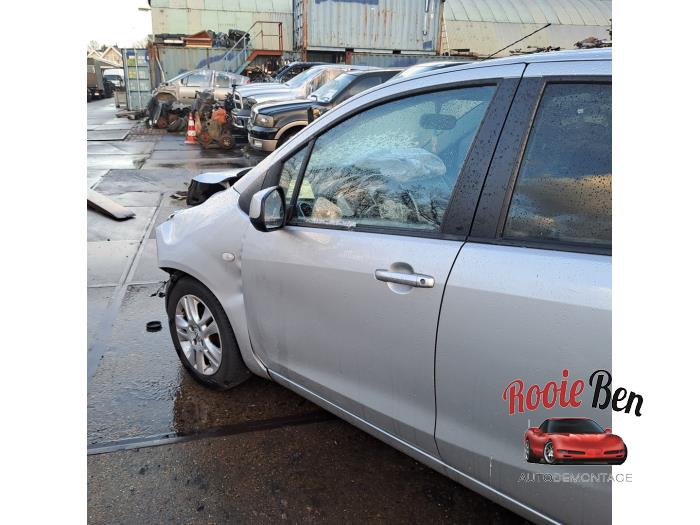 Portier 4Deurs links-voor van een Opel Agila (B) 1.2 16V 2011