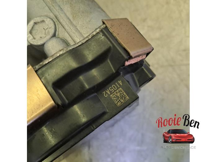 Gasklephuis van een Renault Arkana (RJLL) 1.6 E-Tech 145 16V 2024