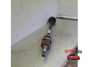 Gebruikte Aandrijfas links-voor Peugeot 308 SW (L4/L9/LC/LJ/LR) 1.2 12V e-THP PureTech 110 Prijs € 75,00 Margeregeling aangeboden door Rooie Ben autodemontage