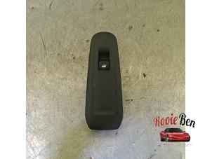 Gebruikte Elektrisch Raam Schakelaar Peugeot 308 SW (L4/L9/LC/LJ/LR) 1.2 12V e-THP PureTech 110 Prijs op aanvraag aangeboden door Rooie Ben autodemontage