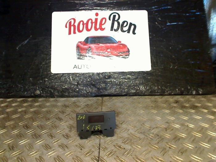 Gebruikte Display Interieur Peugeot 206 (2A/C/H/J/S) 1.1 XN,XR Prijs € 15,00 Margeregeling aangeboden door Rooie Ben autodemontage