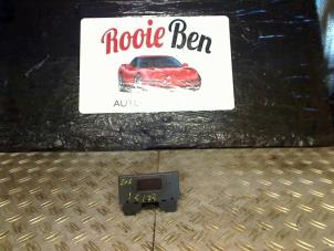 Gebruikte Display Interieur Peugeot 206 (2A/C/H/J/S) 1.1 XN,XR Prijs € 15,00 Margeregeling aangeboden door Rooie Ben autodemontage