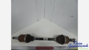 Gebruikte Aandrijfas links-voor Opel Corsa Prijs € 91,00 Margeregeling aangeboden door Klein Gunnewiek Autodemontage & Motorentechniek