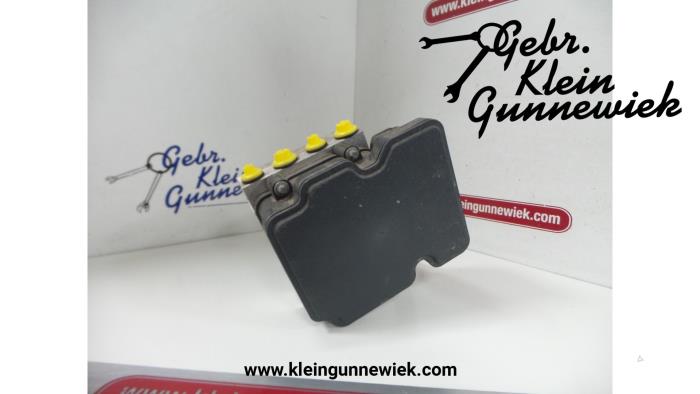 ABS Pomp van een Opel Adam 2017