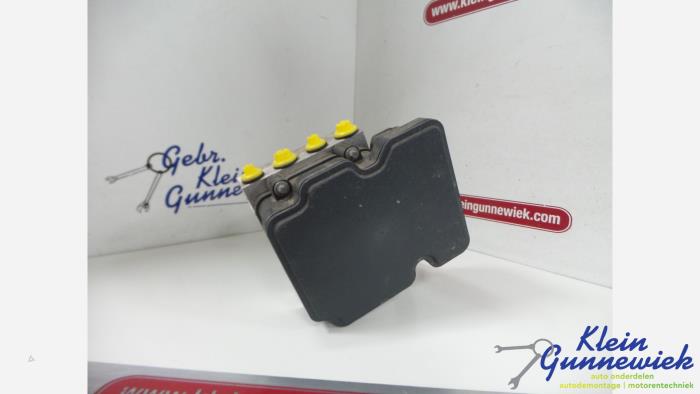 ABS Pomp van een Opel Adam 2017