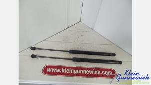 Gebruikte Kofferdekseldemper links-achter Opel Zafira Prijs € 27,50 Margeregeling aangeboden door Klein Gunnewiek Autodemontage & Motorentechniek