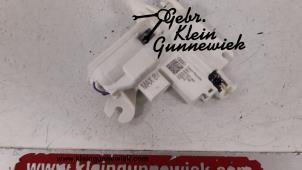 Gebruikte Sluithulpmotor portier links-voor Audi A8 Prijs € 60,00 Margeregeling aangeboden door Gebr.Klein Gunnewiek Ho.BV