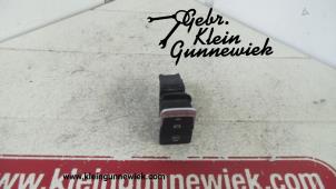 Gebruikte Schakelaar handrem Volkswagen Golf Prijs € 20,00 Margeregeling aangeboden door Gebr.Klein Gunnewiek Ho.BV