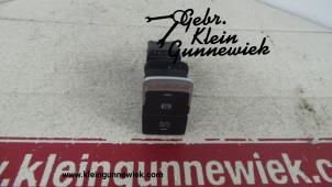 Gebruikte Schakelaar handrem Volkswagen Golf Prijs € 20,00 Margeregeling aangeboden door Gebr.Klein Gunnewiek Ho.BV