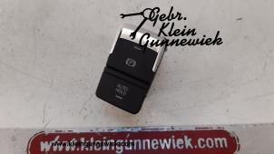 Gebruikte Handrem schakelaar Volkswagen Golf Prijs € 20,00 Margeregeling aangeboden door Gebr.Klein Gunnewiek Ho.BV