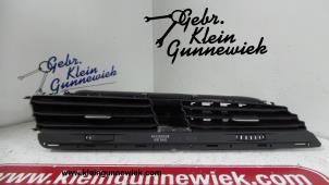 Gebruikte Luchtrooster Dashboard Volkswagen Touran Prijs € 30,00 Margeregeling aangeboden door Gebr.Klein Gunnewiek Ho.BV