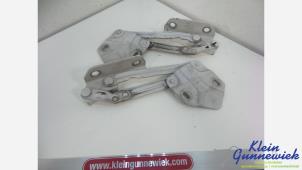 Gebruikte Motorkap Scharnier Volkswagen Touran Prijs € 25,00 Margeregeling aangeboden door Klein Gunnewiek Autodemontage & Motorentechniek