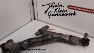 Gebruikte Draagarm onder rechts-voor Opel Karl Prijs € 50,00 Margeregeling aangeboden door Gebr.Klein Gunnewiek Ho.BV