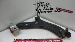 Gebruikte Draagarm onder rechts-voor Volkswagen Touran Prijs € 60,00 Margeregeling aangeboden door Gebr.Klein Gunnewiek Ho.BV