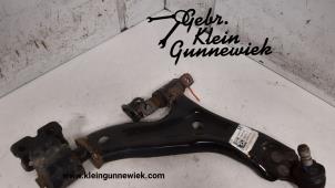 Gebruikte Draagarm onder rechts-voor Opel Karl Prijs € 40,00 Margeregeling aangeboden door Gebr.Klein Gunnewiek Ho.BV