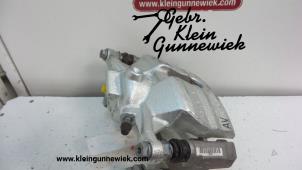 Gebruikte Remklauw (Tang) rechts-voor Volkswagen Touran Prijs € 95,00 Margeregeling aangeboden door Gebr.Klein Gunnewiek Ho.BV