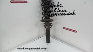 Gebruikte Schokdemperpoot links-voor Volkswagen Polo Prijs € 30,00 Margeregeling aangeboden door Gebr.Klein Gunnewiek Ho.BV
