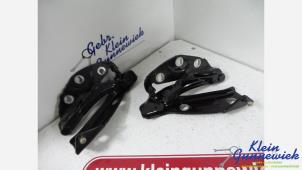 Gebruikte Motorkap Scharnier Volkswagen Phaeton Prijs € 50,00 Margeregeling aangeboden door Klein Gunnewiek Autodemontage & Motorentechniek