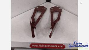 Gebruikte Motorkap Scharnier Volkswagen Touran Prijs € 25,00 Margeregeling aangeboden door Klein Gunnewiek Autodemontage & Motorentechniek