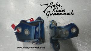 Gebruikte Scharnier deur rechts-voor Renault Twingo Prijs € 30,00 Margeregeling aangeboden door Gebr.Klein Gunnewiek Ho.BV