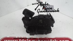 Gebruikte Deurslot Mechaniek 4Deurs rechts-voor Volkswagen Touran Prijs € 30,00 Margeregeling aangeboden door Gebr.Klein Gunnewiek Ho.BV