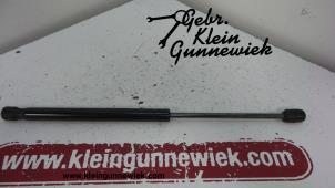 Gebruikte Motorkapdemper rechts Volkswagen Transporter Prijs € 25,00 Margeregeling aangeboden door Gebr.Klein Gunnewiek Ho.BV
